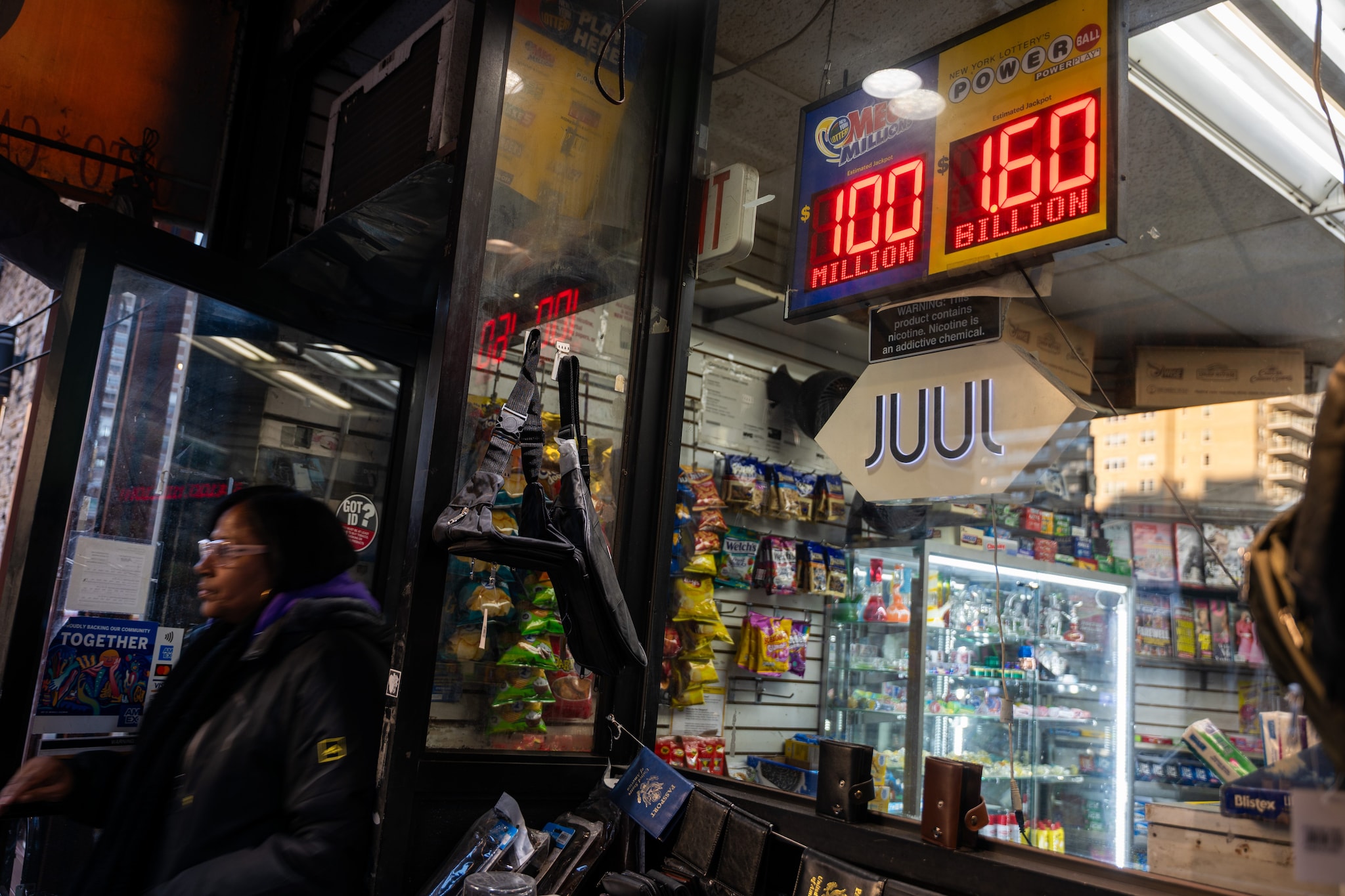 Un uomo ha vinto 1,8 miliardi di dollari al Powerball negli USA: aveva una probabilità di 292 milioni