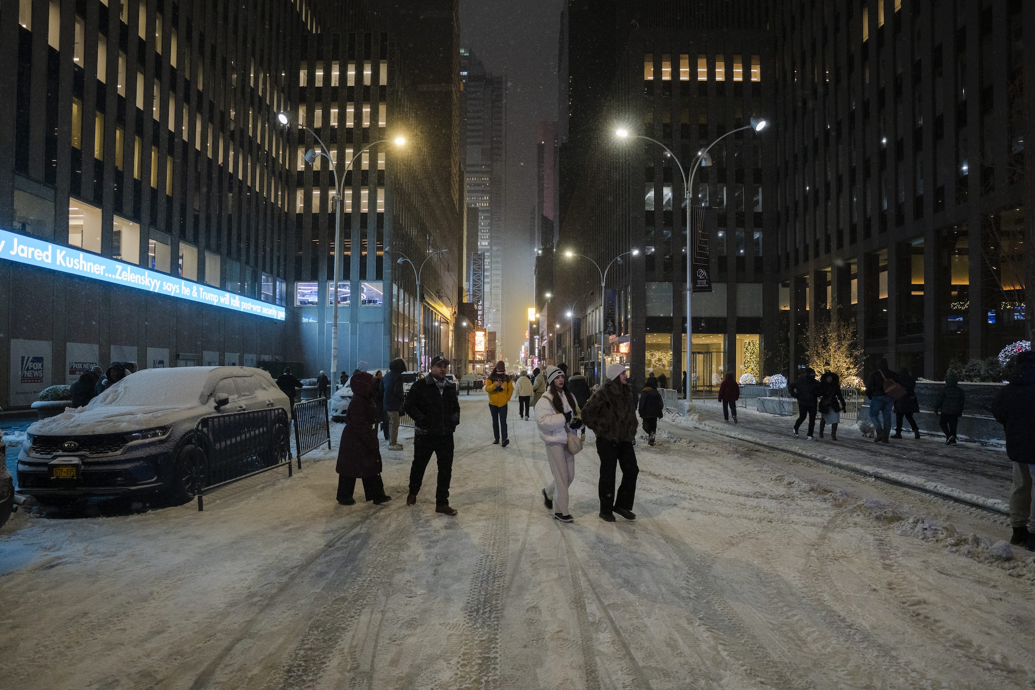 Tempesta di neve a New York, la bufera peggiore dal 2022: oltre 1600 voli cancellati