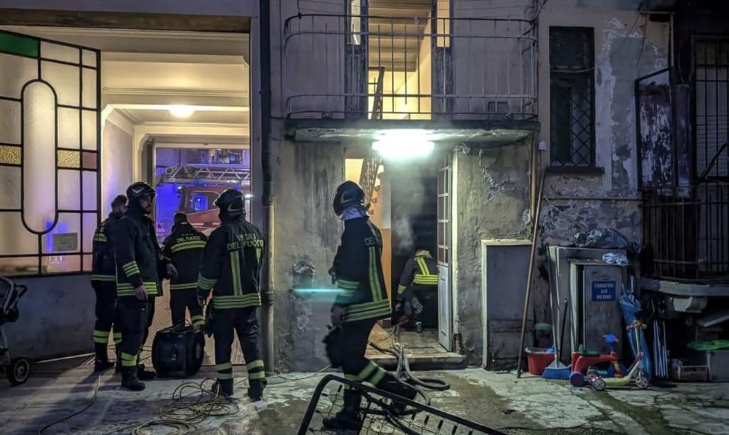 Incendio in un palazzo a Torino, due persone ustionate al volto e agli arti: evacuato l'intero edificio
