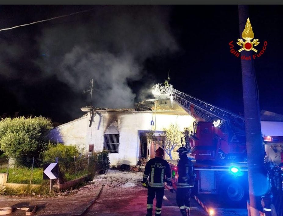 Scoppia incendio in una casa di Cesenatico: colonna di fumo altissima, muore donna di 55 anni