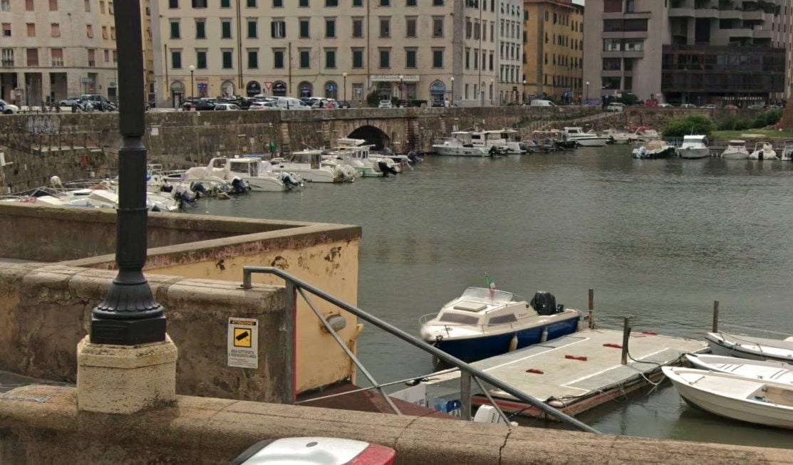 Passanti notano cadavere tra le barche ormeggiate: terribile rinvenimento in centro a Livorno