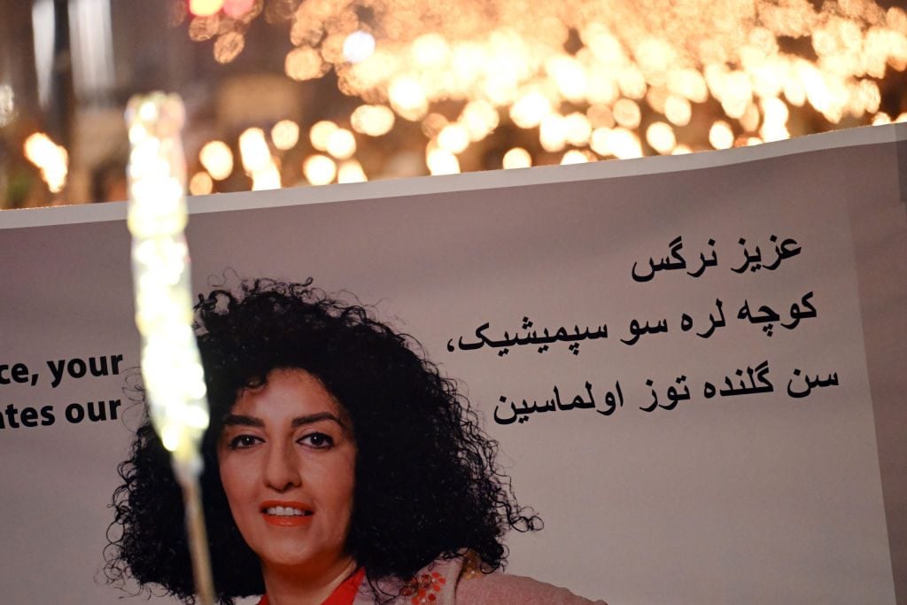 Perché con l’arresto del premio Nobel per la pace Narges Mohammadi si aggrava la repressione in Iran