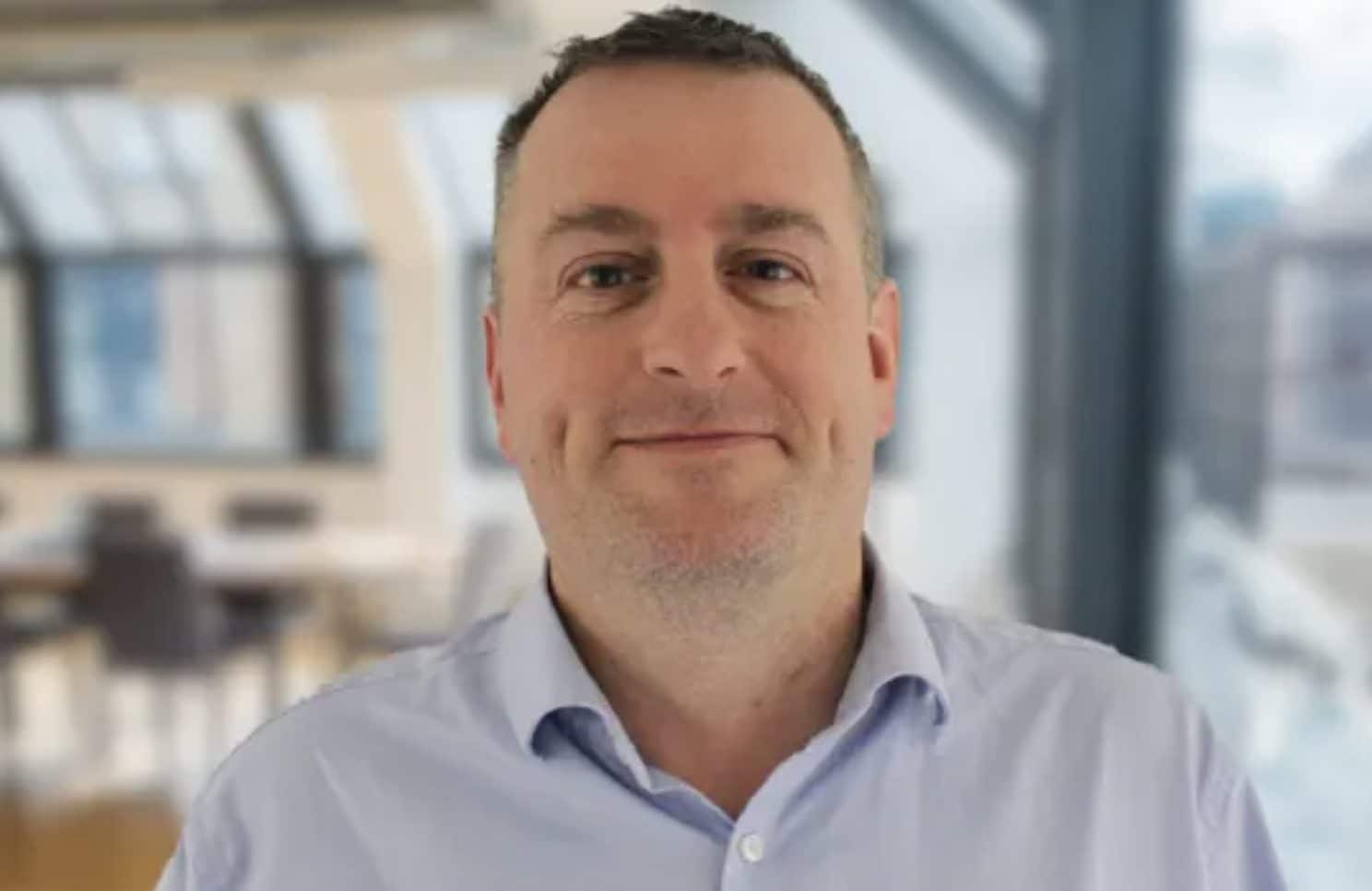 Chi è Philip Young, l'ex politico inglese che ha fatto stuprare la moglie per 13 anni: è accusato di 56 reati sessuali