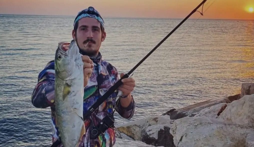 Italiano travolto e ucciso da onda anomala mentre pesca a Lanzarote, Riccardo Rocco aveva 27 anni