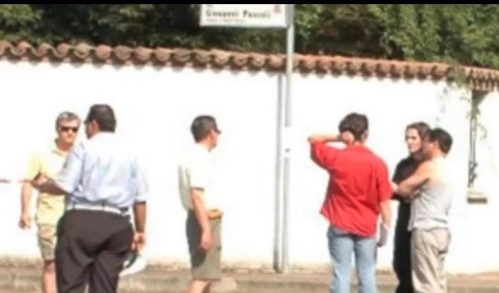 Il gruppo di persone davanti la villa di Garlasco dopo l’omicidio di Chiara Poggi. Si era fermato anche Andrea Sempio con suo padre.