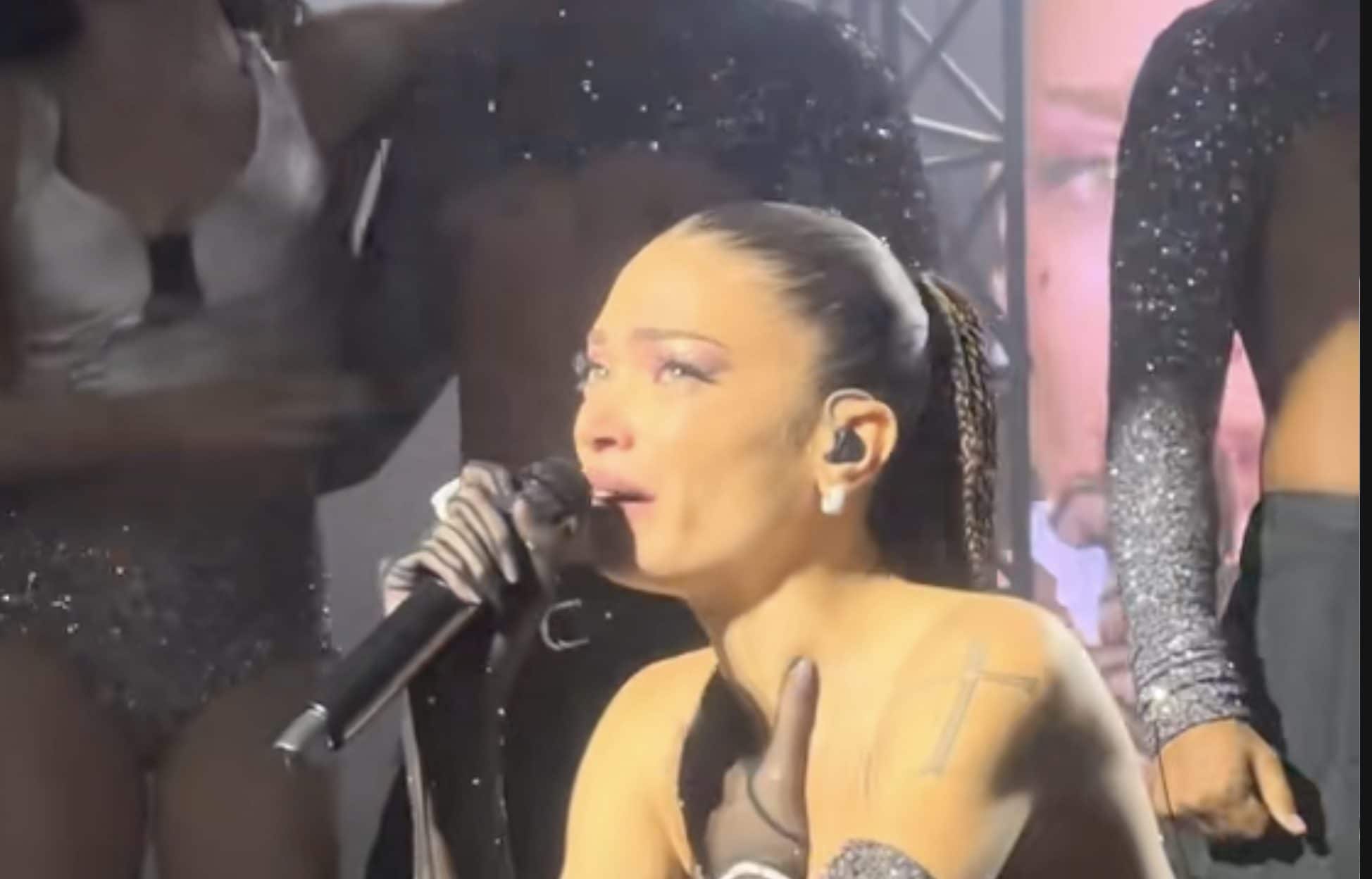 Elodie chiude il concerto in lacrime: "Adesso mi fermo per un po', ce l'ho messa tutta"