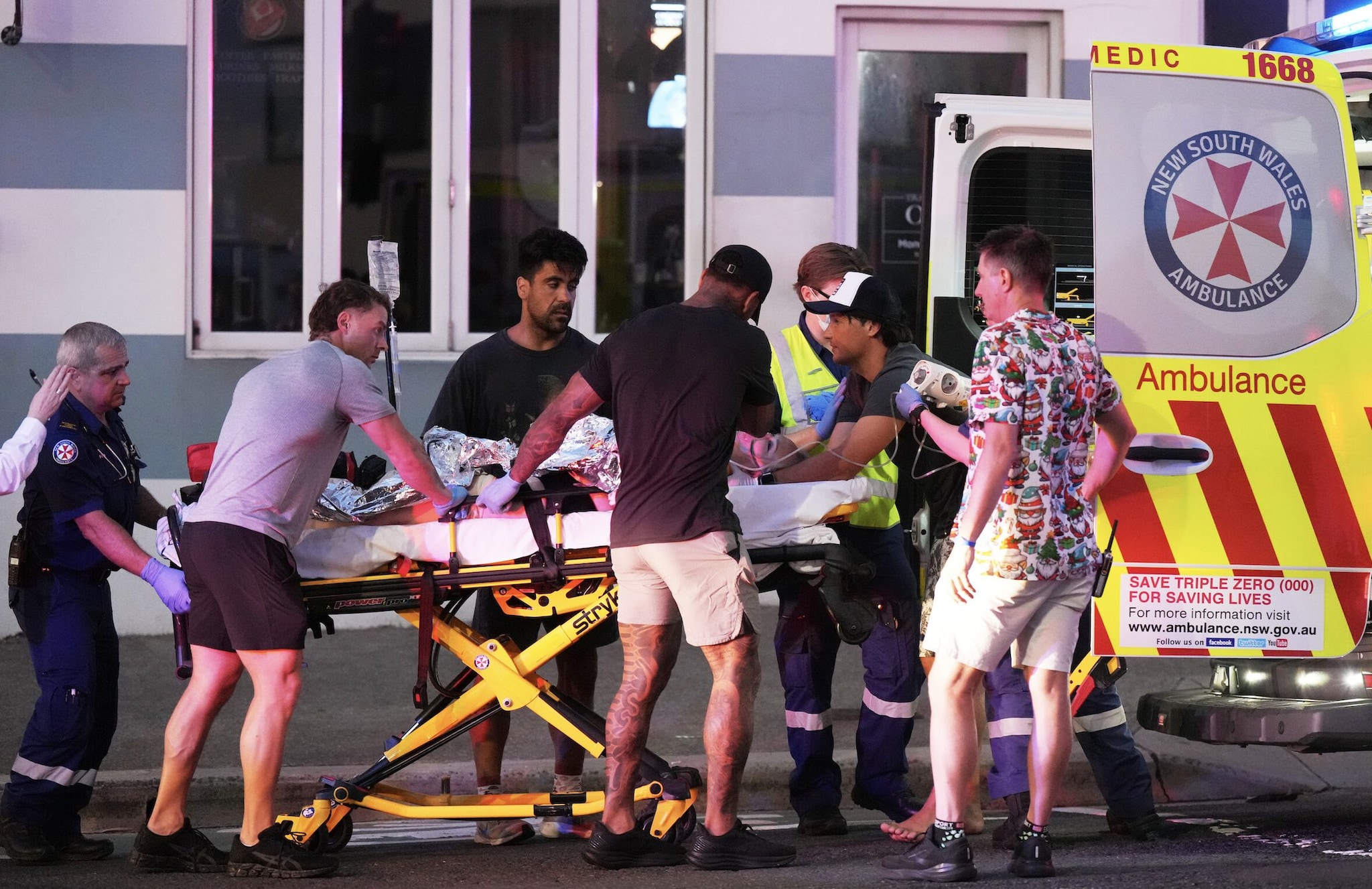 Cosa si sa sulla sparatoria alla festa ebraica a Sydney: i killer padre e figlio, tra i 16 morti anche una bambina