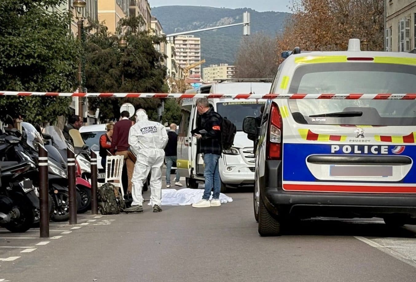 Ragazzo minaccia con un coltello i passanti in Corsica: ucciso a colpi di pistola dalla polizia