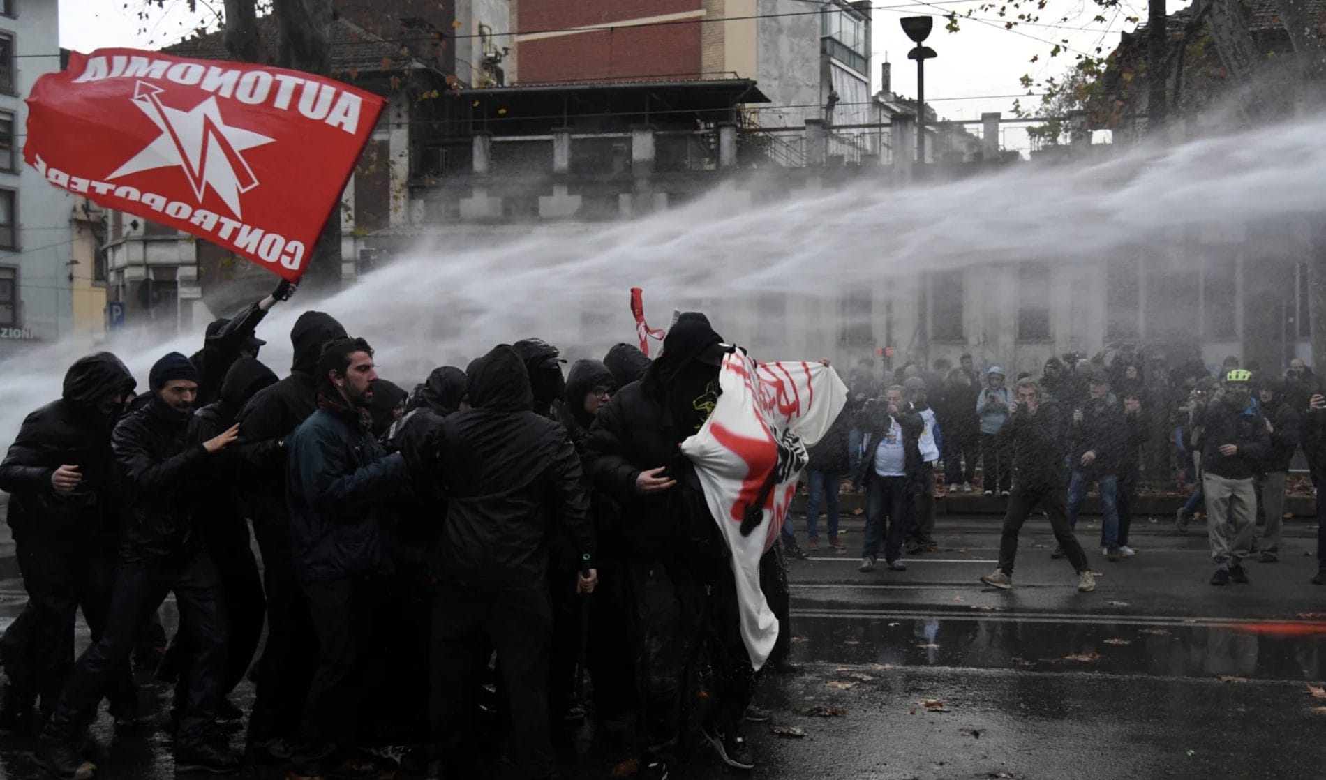 Scontri a Torino tra polizia e manifestanti contro lo sgombero di Askatasuna: feriti 7 agenti