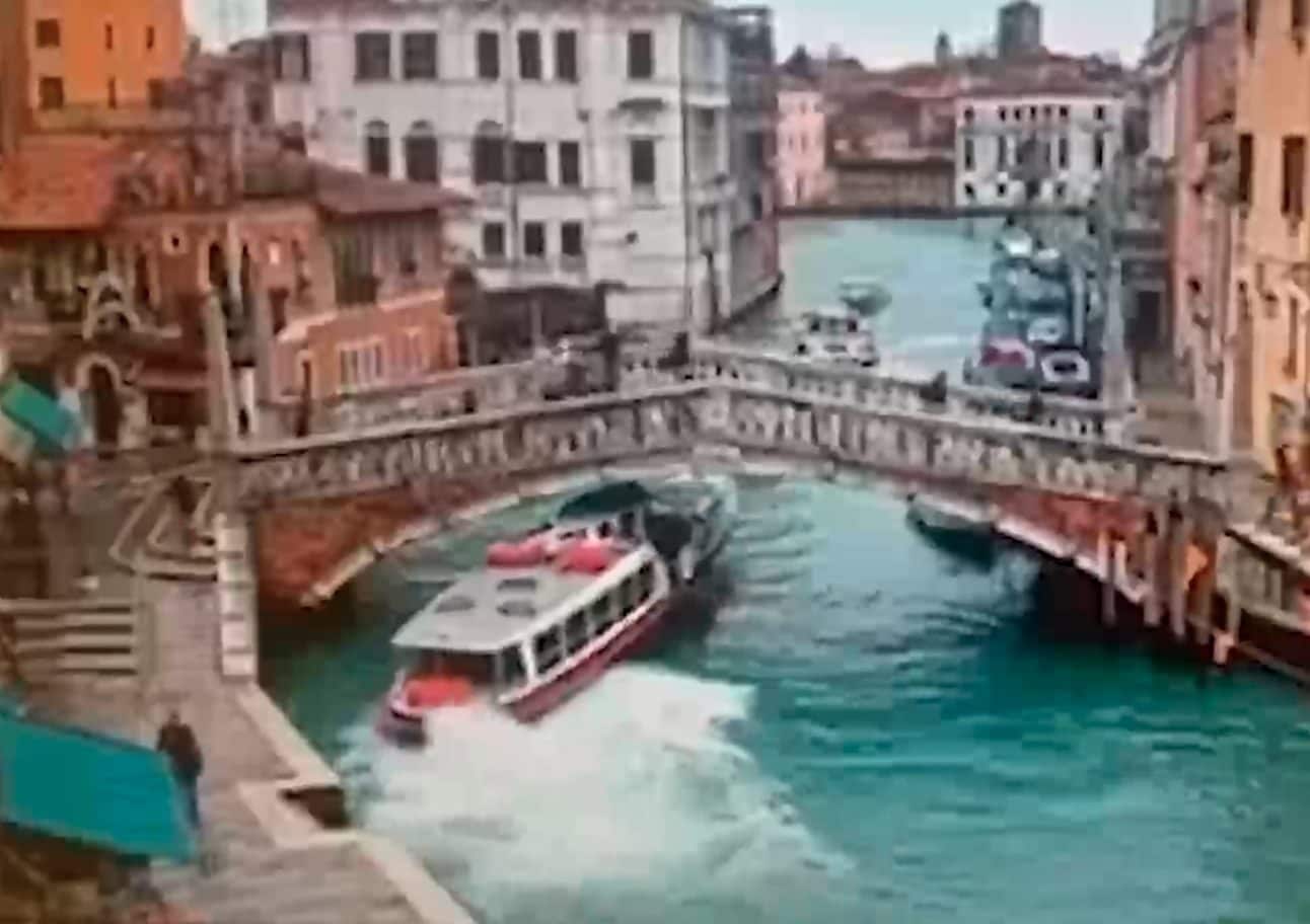 Vaporetto Actv sbatte contro l’arcata del ponte delle Guglie di Venezia: il video dell'incidente