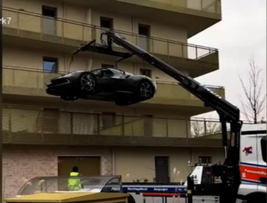 Non vuole lasciare la Ferrari in strada: la parcheggia sul balcone. Intervengono autorità a Vienna