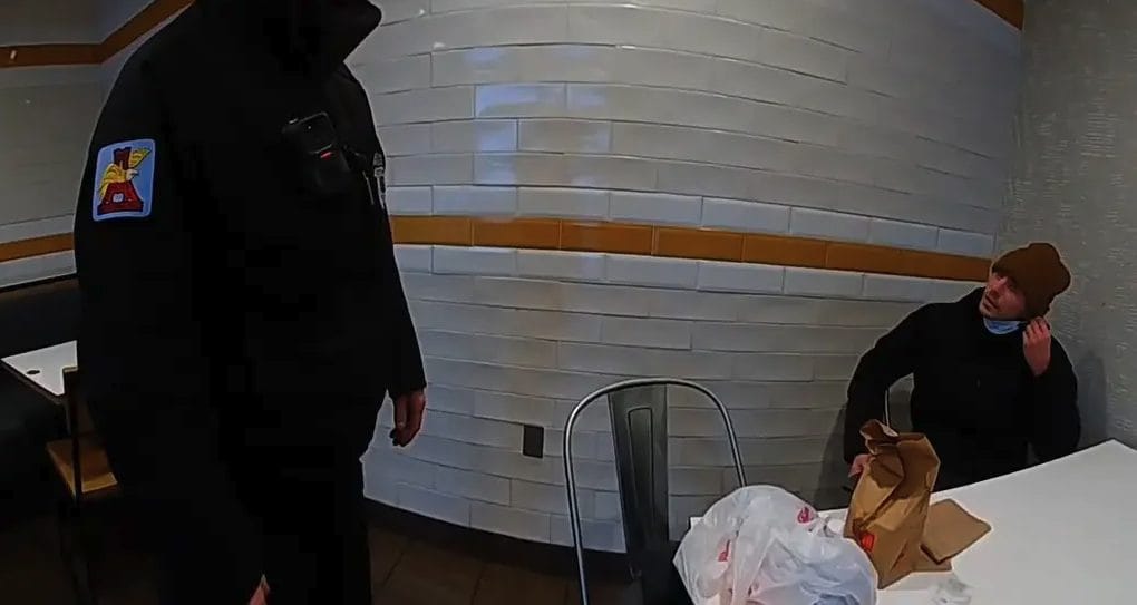 "Sono Mark Rosario": il video inedito dell'arresto di Luigi Mangione negli USA