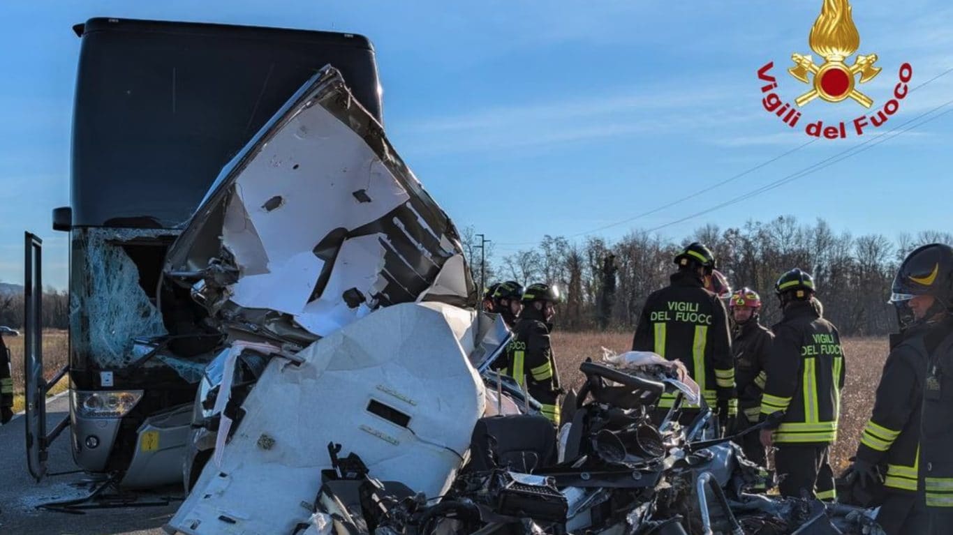 Maniago, scontro tra auto e bus: morto automobilista 43enne, aveva la patente sospesa. Studenti feriti