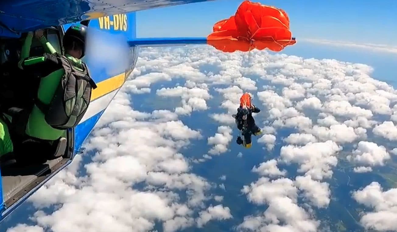 Paracadute si apre prima del lancio e si impiglia all’aereo: atterraggio d’emergenza in Australia