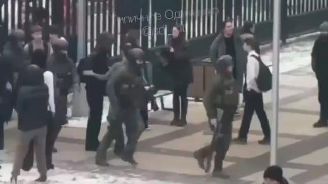 Due attacchi con coltello nelle scuole russe: morto un bambino di 10 anni, ferita anche un’insegnante