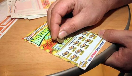 Compra Gratta e Vinci col bancomat rubato a un’anziana nel Reggiano: tradito dalla vincita, scatta denuncia