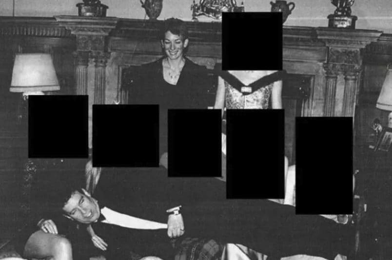 Il principe Andrea sdraiato sulle gambe di cinque ragazze