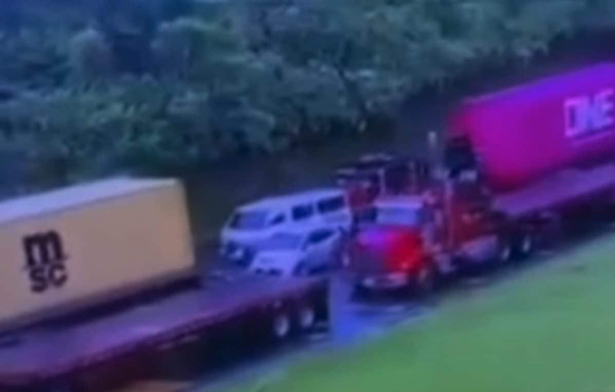 Bimbo si ferma a fare pipì mentre i genitori restano in auto: tir li travolge e li uccide, lui si salva