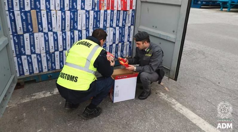 Etichette false e proteine vietate: sequestrate 85mila confezioni di noodles destinate al mercato italiano
