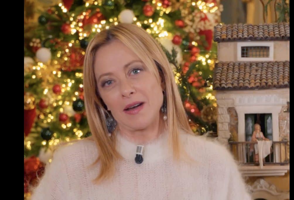 Meloni rispolvera "la rivoluzione del presepe": per gli auguri di Natale tornano i simboli tradizionali