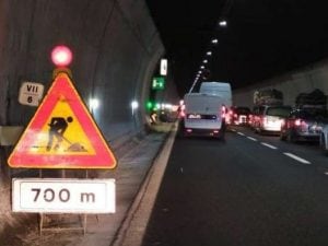 La situazione sulle autostrade italiane dopo l’esplosione dell’autocisterna sull’A1: ancora code
