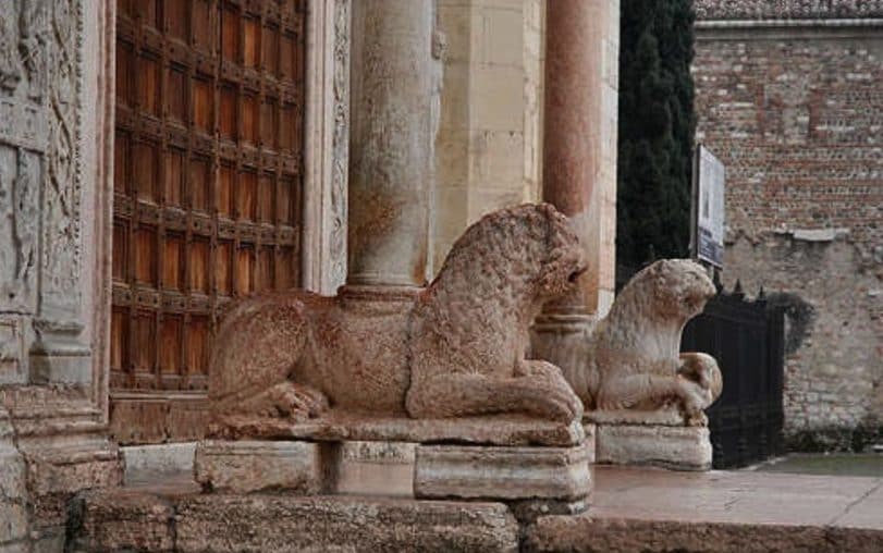 Imbrattati a Verona i leoni della basilica di San Zeno: scritte “Free Gaza” anche in piazza Corrubbio