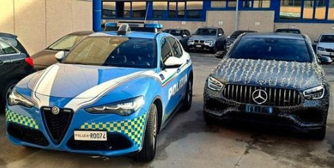 Bari, finisce male per il proprietario dell’auto trasformata in albero di Natale: il video virale sui social