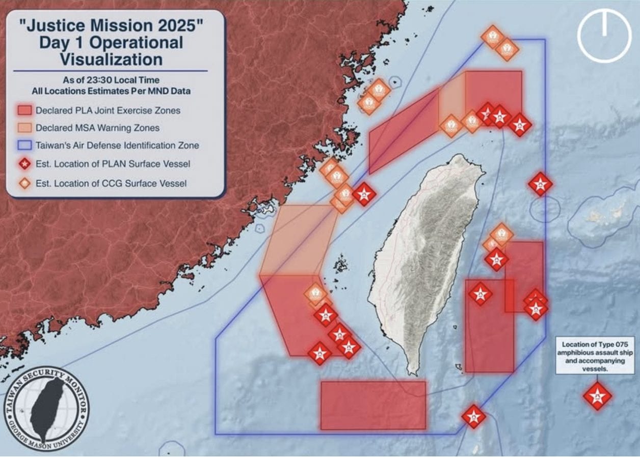 Mappa delle esercitazioni cinesi “Justice Mission 2025” attorno a Taiwan (giorno 1): in rosso le zone dichiarate di esercitazione congiunta dell’Esercito Popolare di Liberazione, in arancione le aree di allerta marittima, in blu la zona di identificazione della difesa aerea taiwanese (ADIZ). I simboli indicano le posizioni stimate di unità navali della Marina cinese (PLAN) e della Guardia costiera (CCG), inclusa una nave d’assalto anfibio di tipo 075. La disposizione delle aree mostra una simulazione di accerchiamento e interdizione dell’isola.