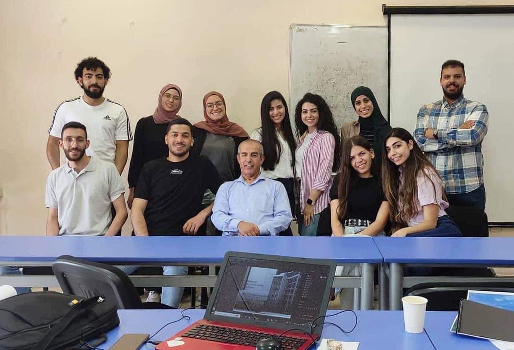 Insegna agli studenti di Gaza come ricostruire le loro case: “Ho preso il posto dei loro prof uccisi da Israele”