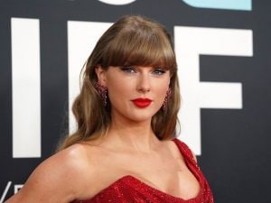 Taylor Swift onora il padre e aiuta le famiglie bisognose con due donazioni milionarie: il gesto dopo i bonus allo staff