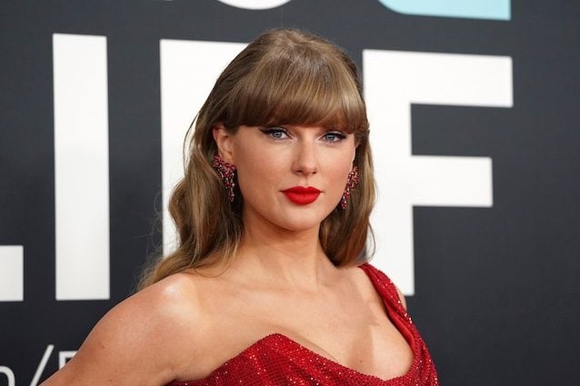 Taylor Swift onora il padre e aiuta le famiglie bisognose con due donazioni milionarie: il gesto dopo i bonus allo staff