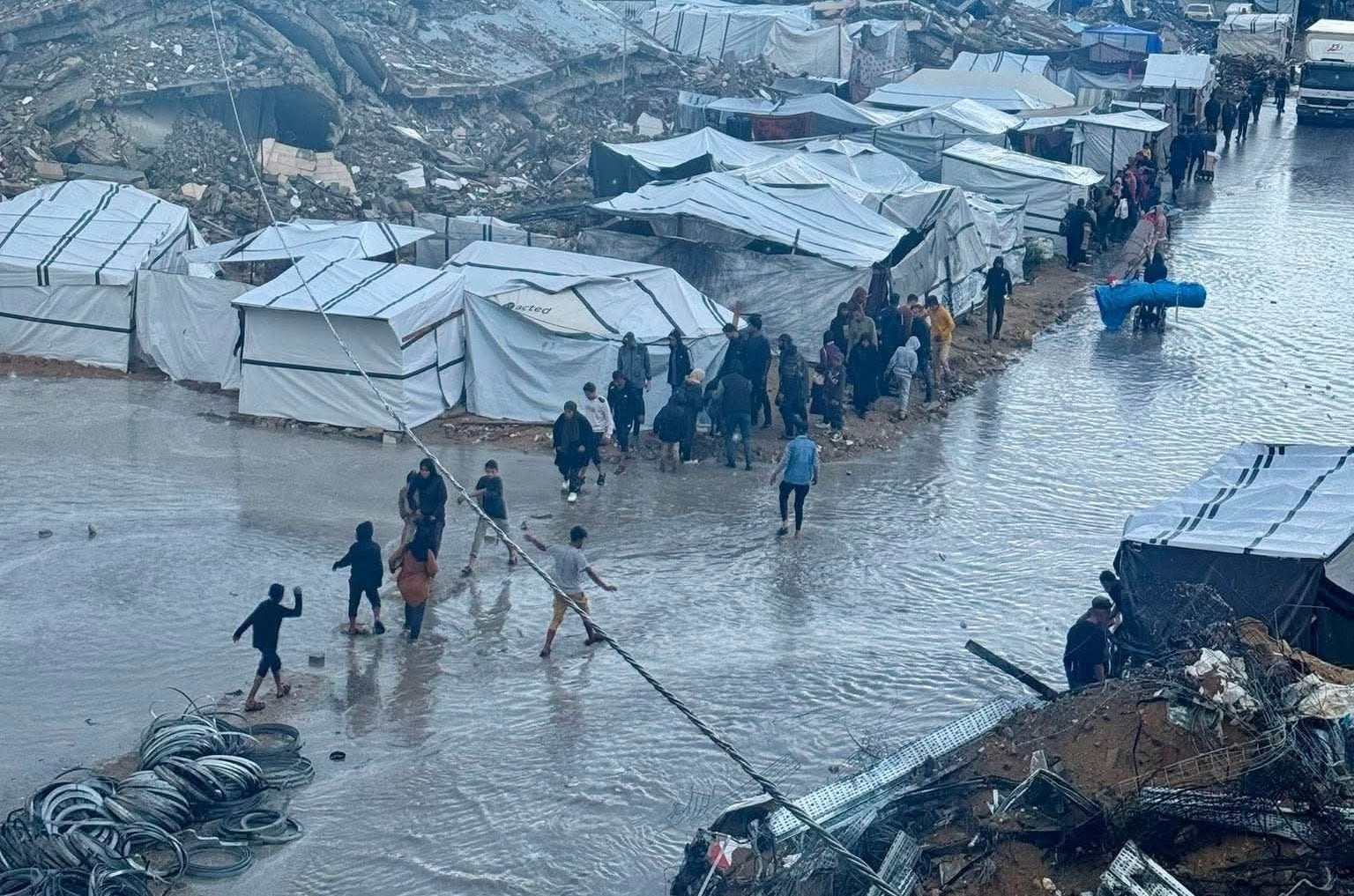 A Gaza una neonata è morta di freddo: “Tende distrutte dalle piogge, la vita è diventata insopportabile qui”