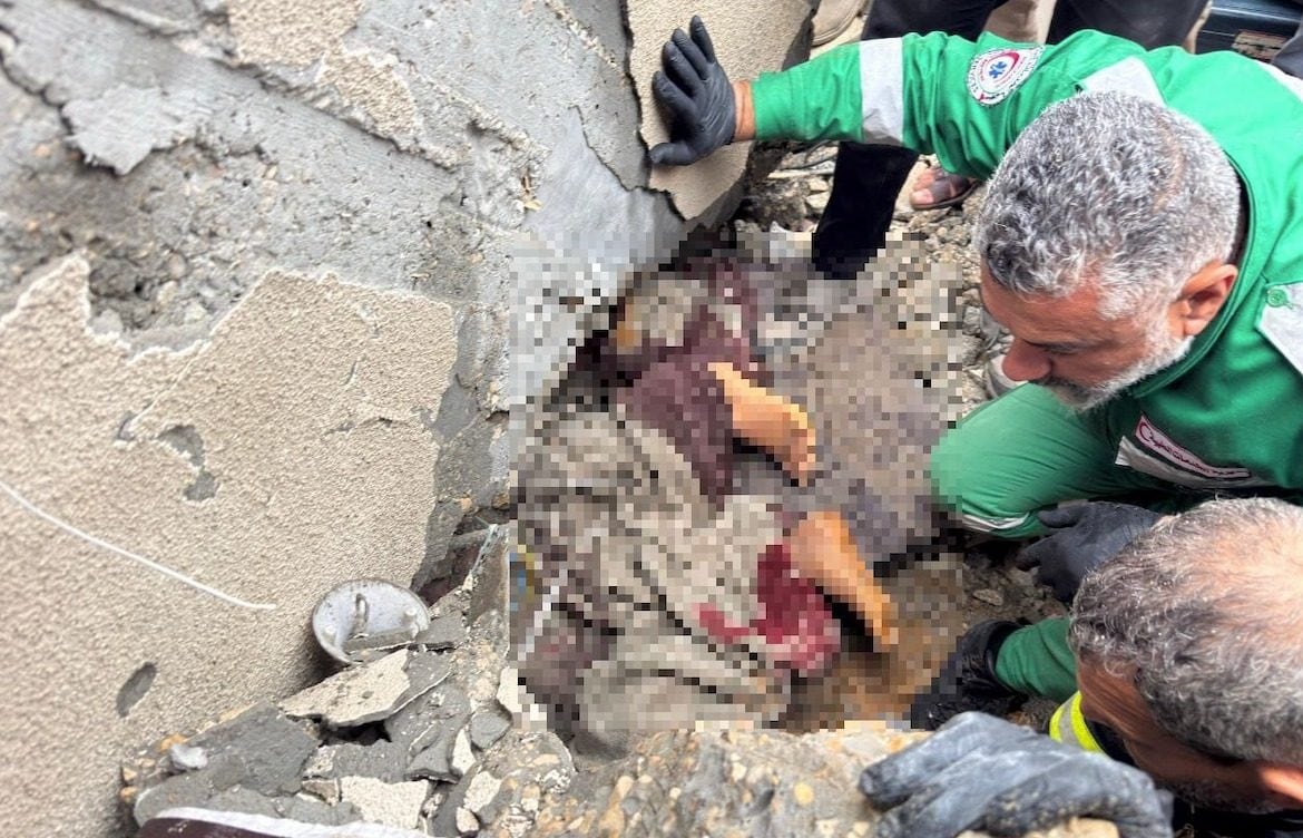 Le ricerche tra le macerie della casa della famiglia Badran a Beit Lahia.