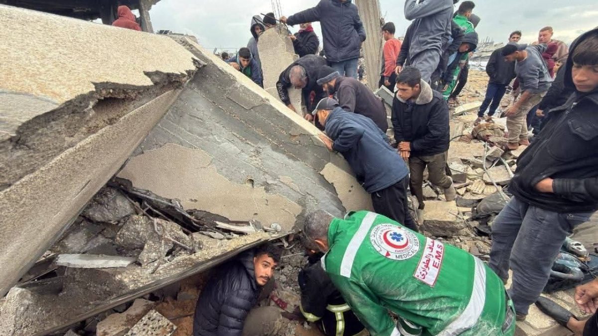 Le ricerche tra le macerie della casa della famiglia Badran a Beit Lahia.