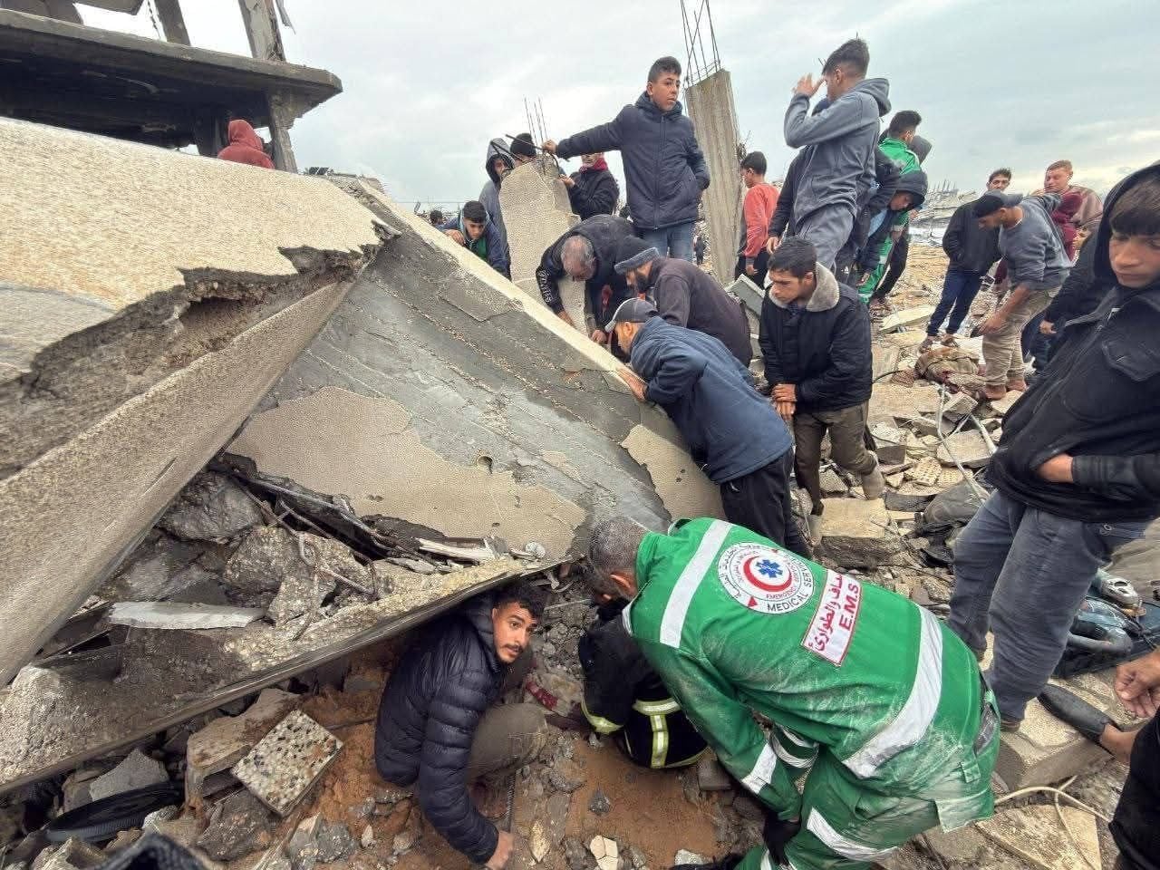 "Dicevano: meglio un tetto che nulla", ma la casa danneggiata dai raid crolla per le piogge: famiglia muore a Gaza