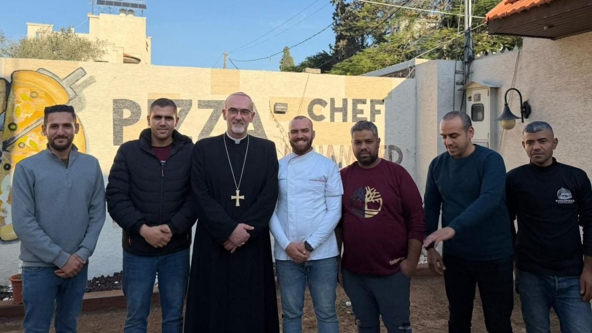Il Cardinale Pizzaballa nel ristorante di Mohamed Alamarin a Gaza City