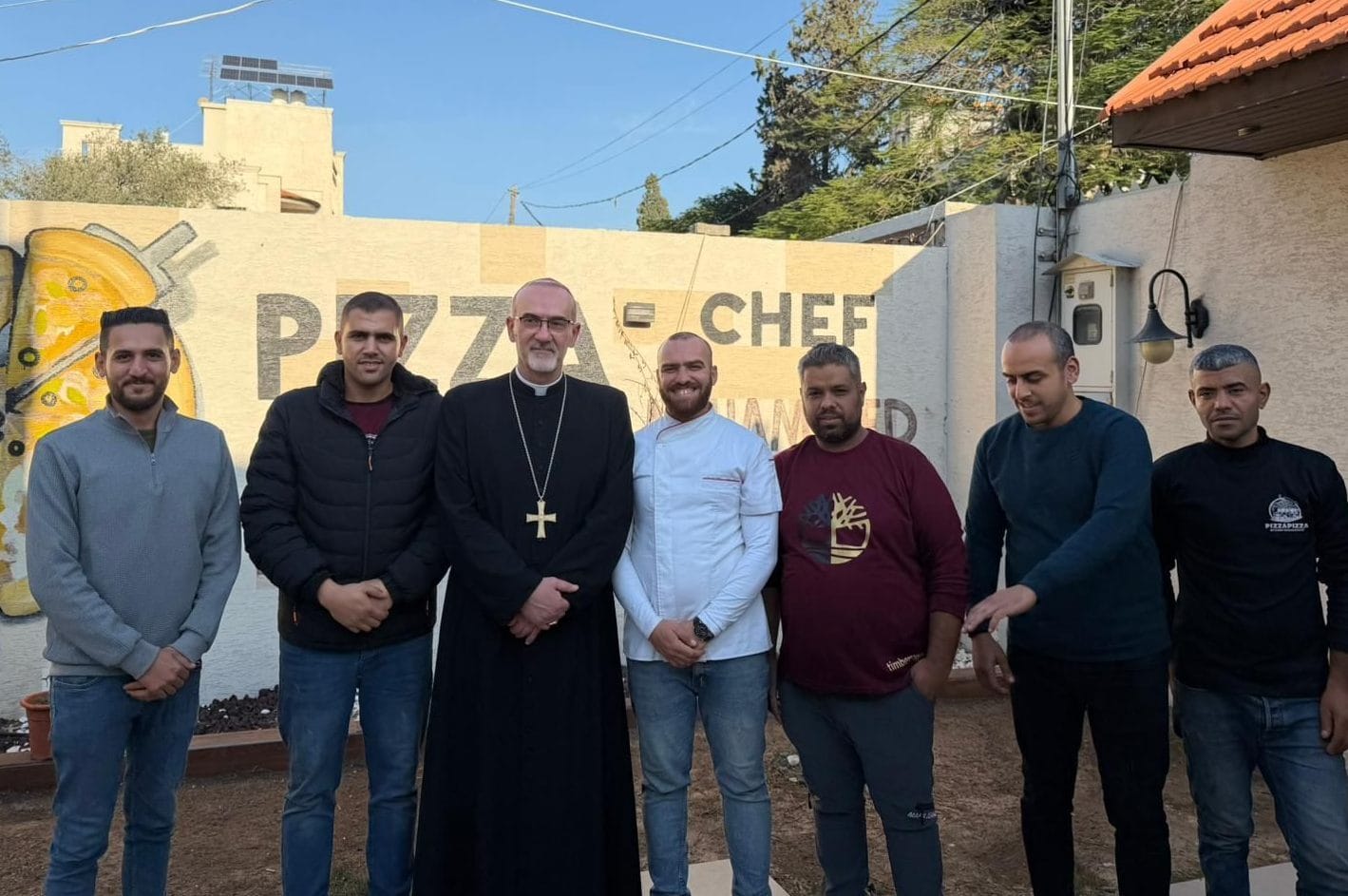 Pizzaballa nella pizzeria di Gaza City, lo chef Mohamed: "Dimostra che non c'è differenza tra cristiani e musulmani"