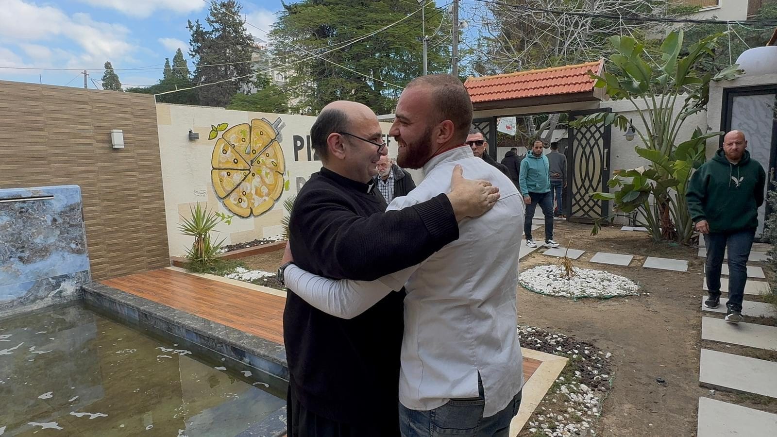 Padre Gabriel Romanelli e Mohamed, nel ristorante a Gaza City.