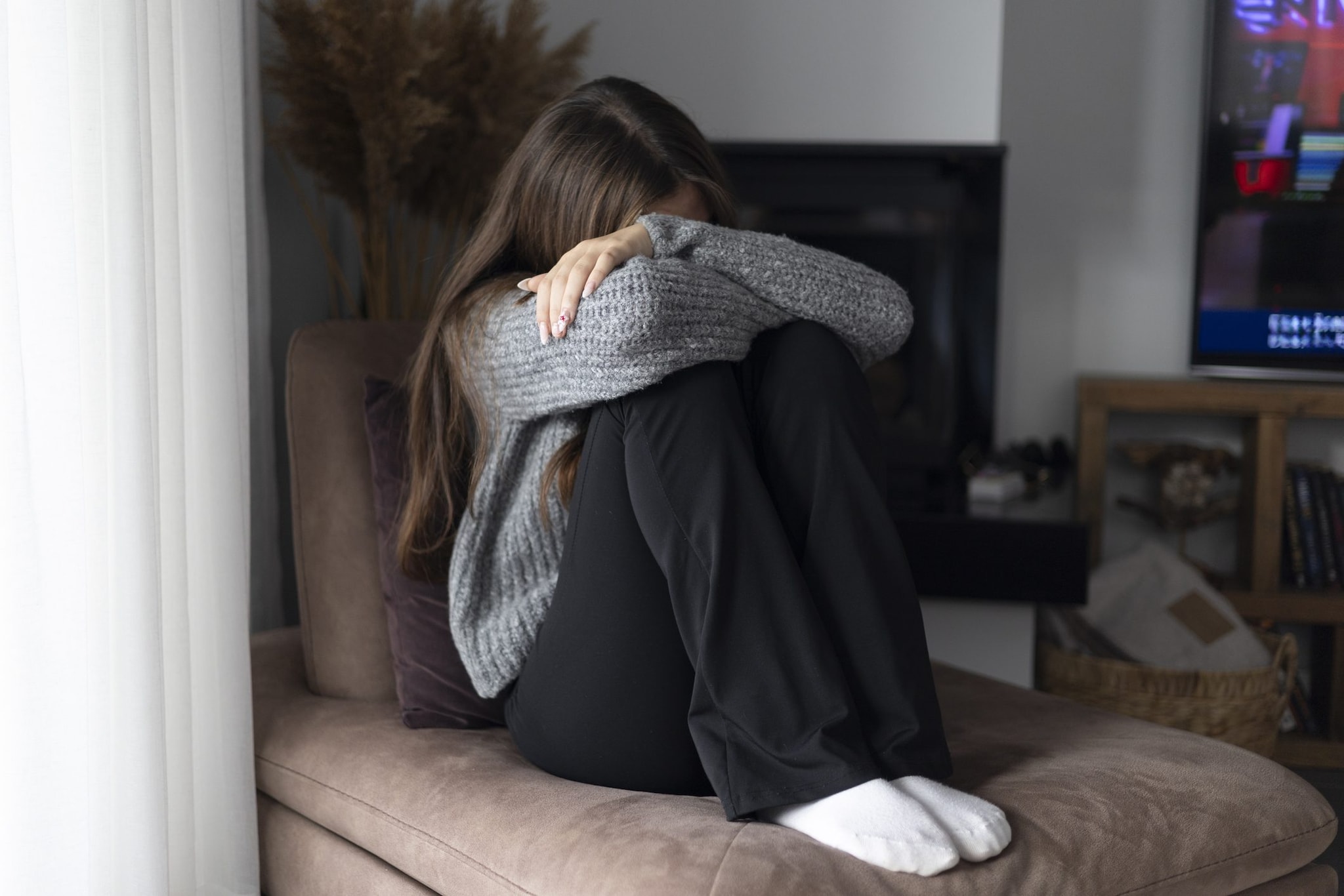 Abusa e perseguita una 14enne, arrestato 52enne: approfittava della fiducia della famiglia