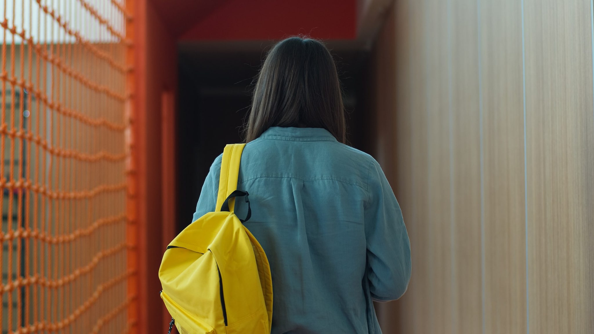 Il caso del 52enne assolto dopo i rapporti sessuali con una 15enne: cos’è il consenso e cosa dice la legge in Italia