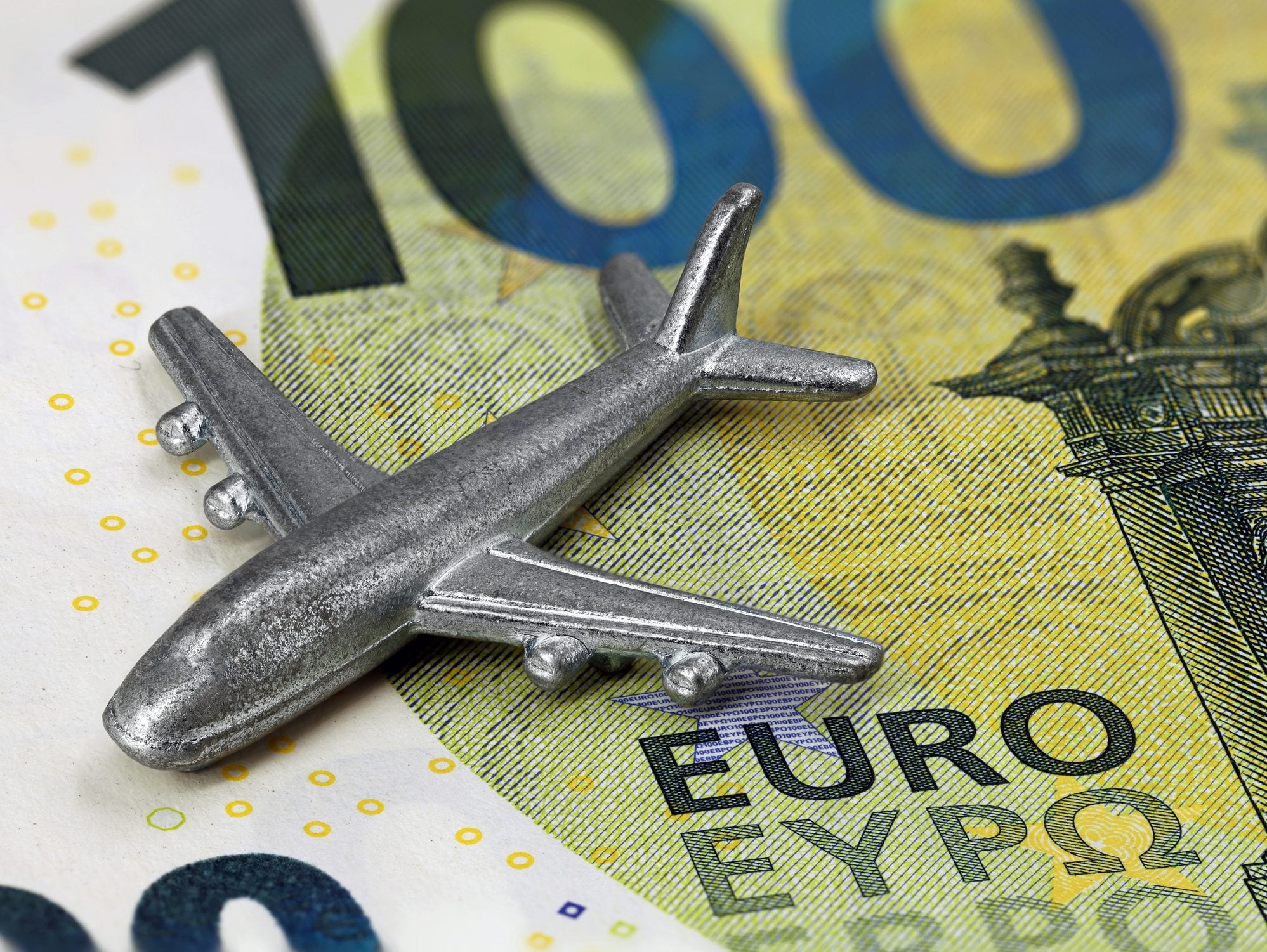 Perché il prezzo dei voli schizza a Natale: "La strategia delle compagnie per favorire chi può pagare di più”