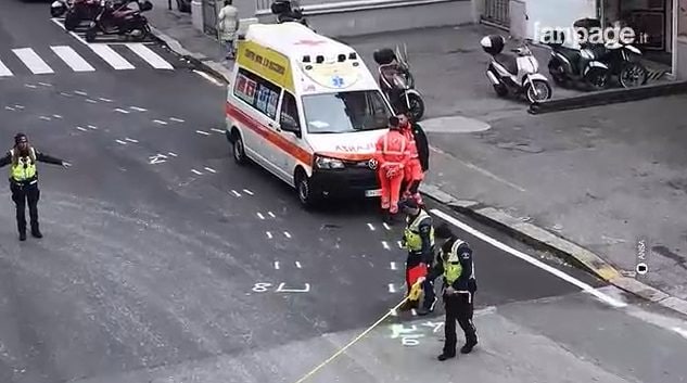 Genova, ambulanza travolge uno studente di 12 anni davanti scuola: intubato, è grave