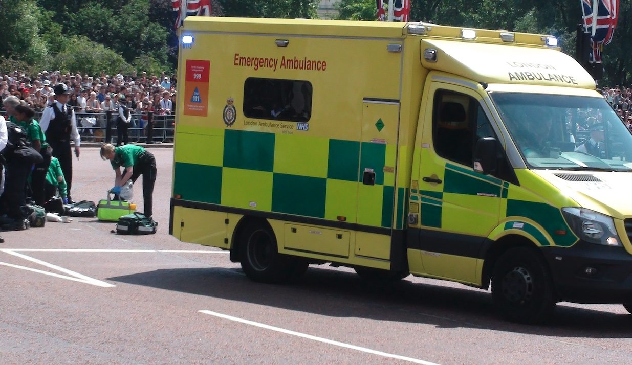 Scende dall’ambulanza che lo stava soccorrendo, adolescente investito e ucciso in autostrada in Uk