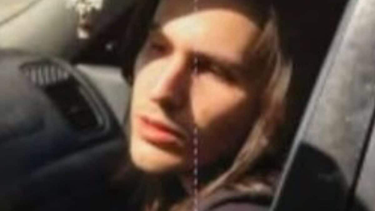 Andrea Sempio in macchina vicino la villa di Garlasco dove poche ore prima era stata uccisa Chiara Poggi