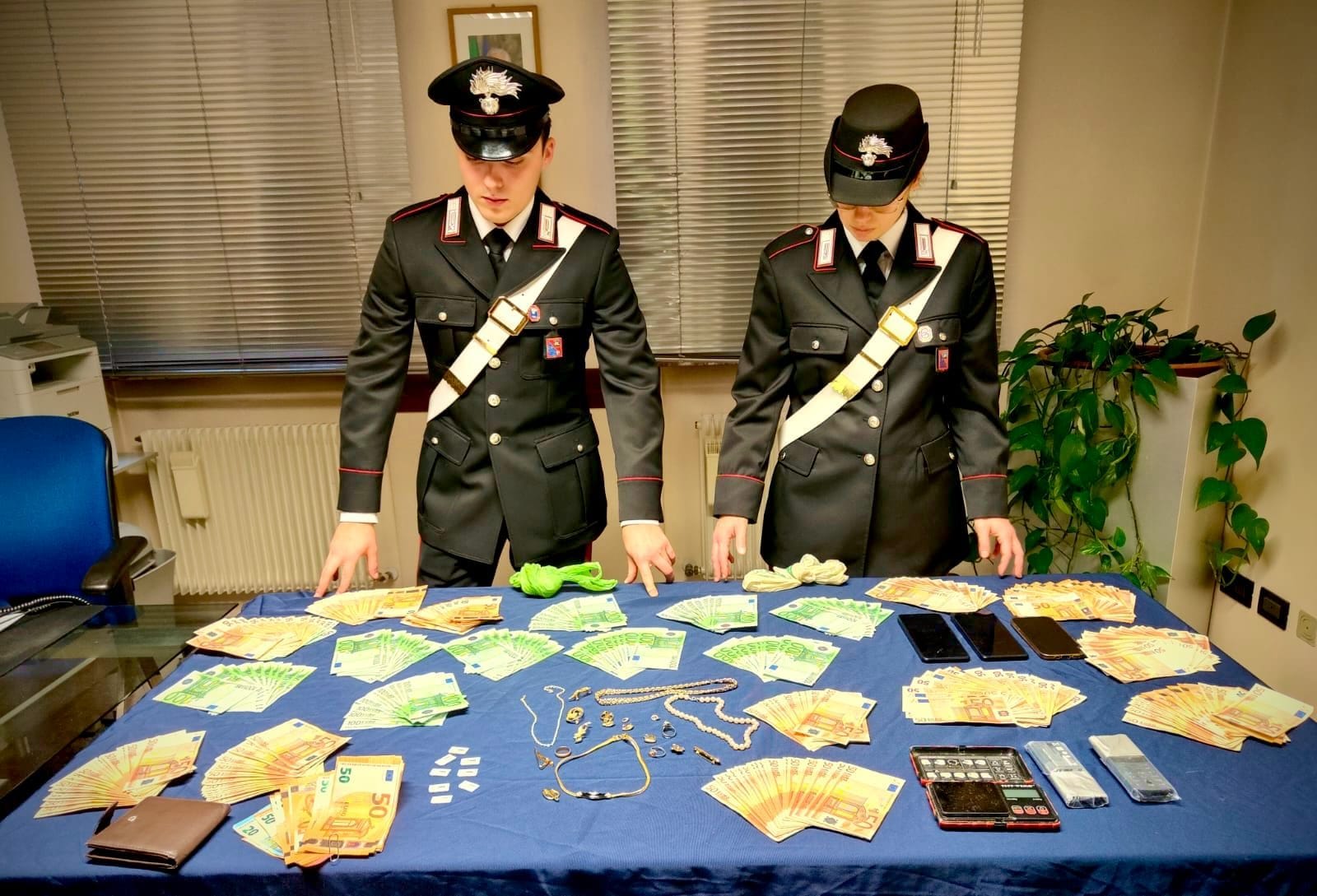 Anziano lancia 21mila euro dalla finestra al finto carabiniere, truffa sventata: arrestato da quelli veri