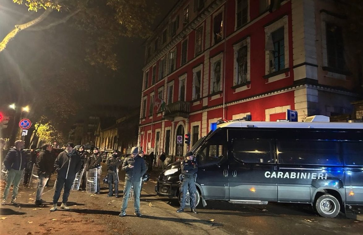 Blitz della polizia nel centro sociale Askatasuna dopo l’assalto a La Stampa: “Ingente dispiegamento di forze”