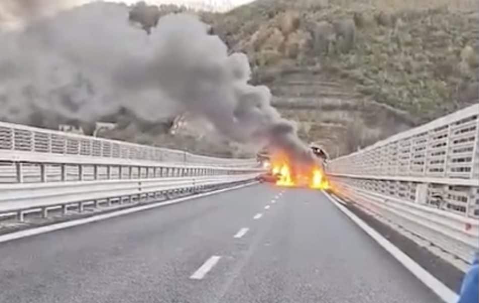 Il video dell’assalto al portavalori in Calabria sull’A2: rubati 2 milioni, chiodi e auto in fiamme per fermarlo