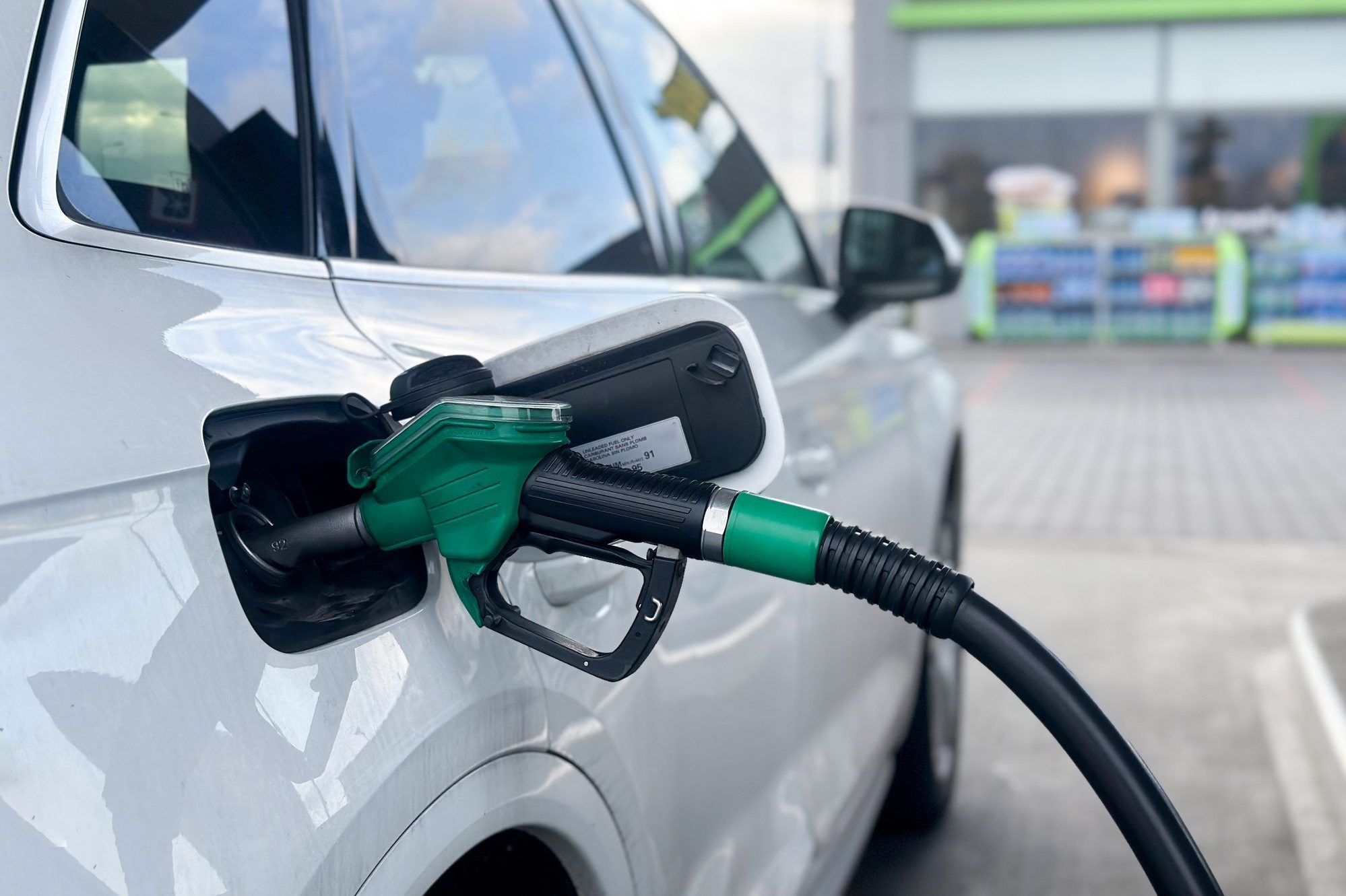 Assicurazione RC Auto e diesel costano di più nel 2026, quanto vale il rincaro per gli autisti in Manovra