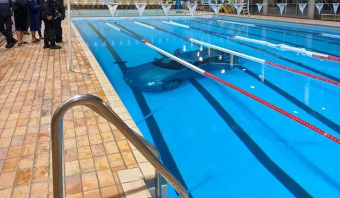 Sbaglia manovra e finisce con l'auto in fondo alla piscina comunale, mamma e bimba salvate dai bagnini