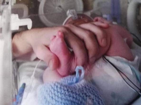 Tragedia a Taranto, 19enne partorisce un feto morto alla 36ª settimana: famiglia presenta denuncia